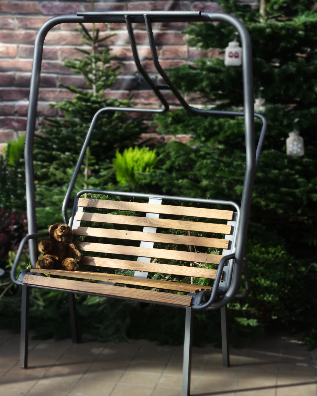 Dzorniva — two-seater chairlift bench in steel and oak, reborn from the La Valais de Naax ski area