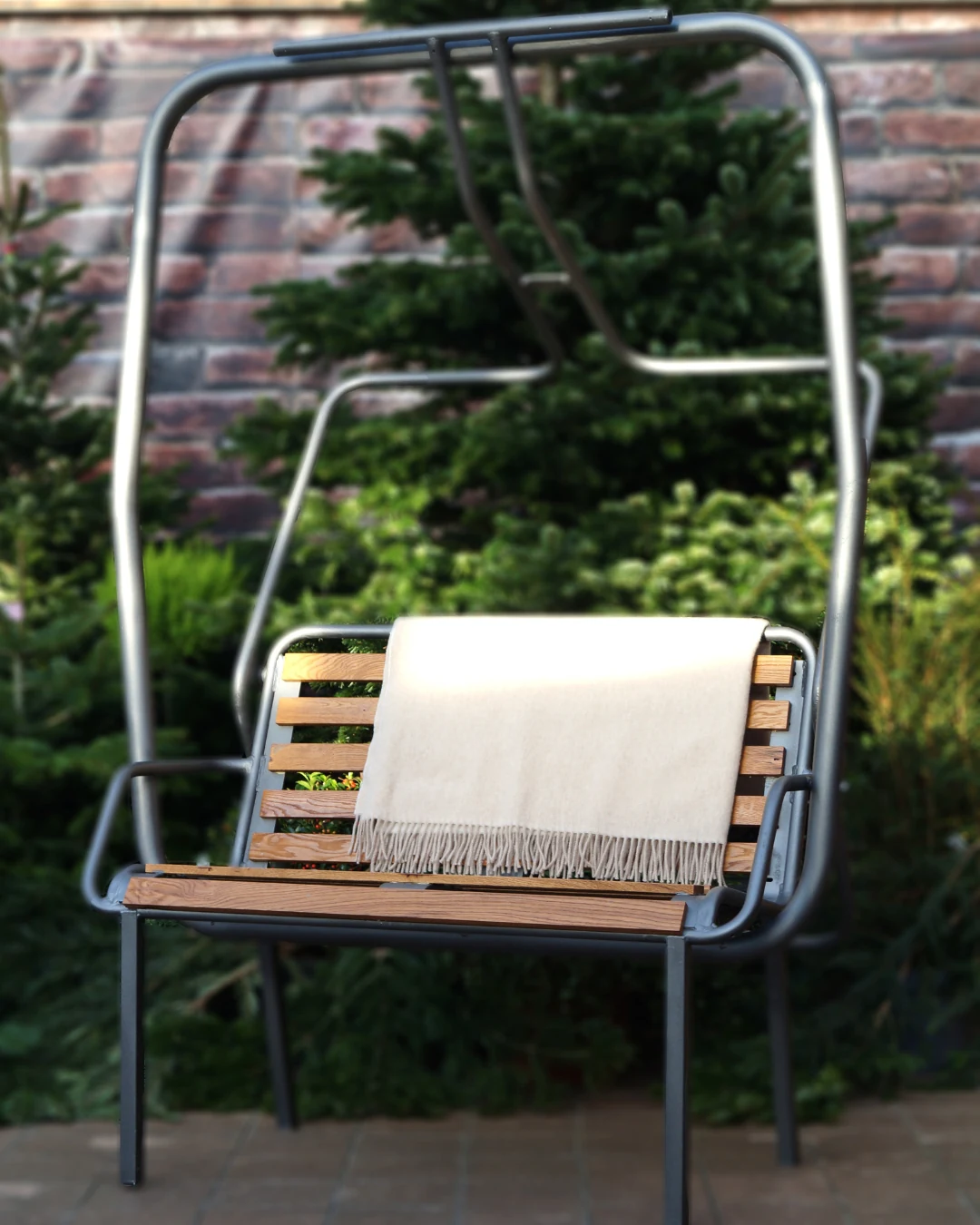 Dzorniva — two-seater chairlift bench in steel and oak, reborn from the La Valais de Naax ski area — view 2