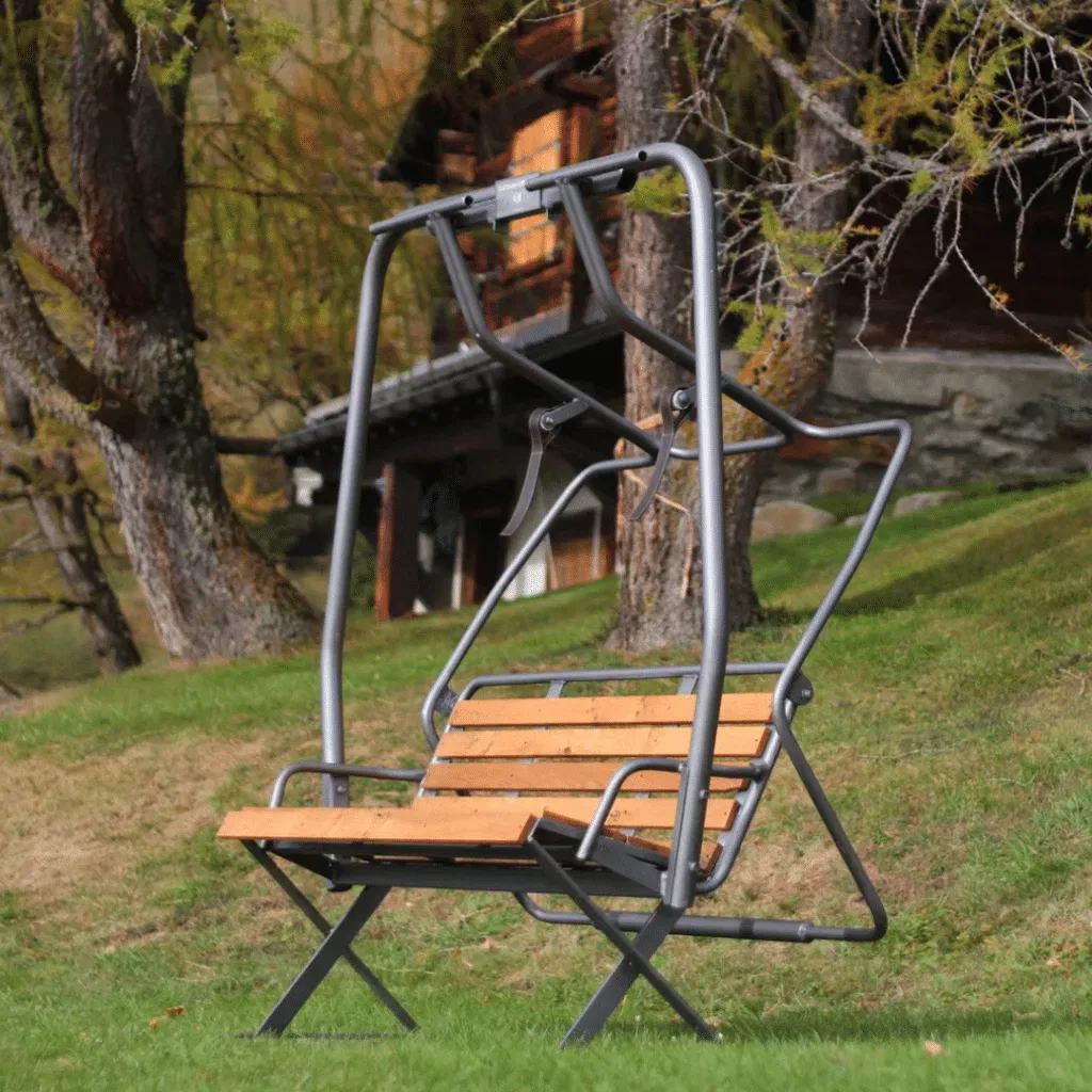 Banc télésiège avec lattes en bois dans un jardin
